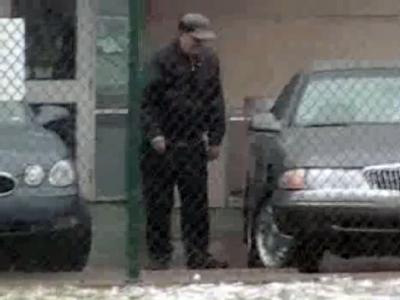 Der Ausschnitt eines Videos zeigt Demjanjuk Anfang April 2009 in den USA, wie er in ein Auto steigt. Er hatte sich darauf berufen, dass er zu krank sei, um nach Deutschland abgeschoben zu werden. Demjanjuk