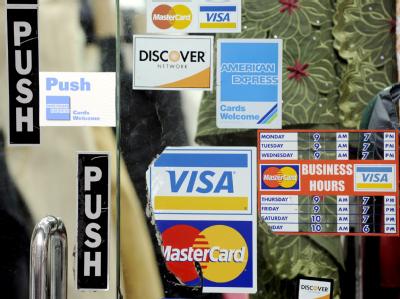 Ein Geschäft in New York akzeptiert diverse Kreditkarten (Archivfoto). Ein Computerfehler hat eine Kreditkarten-Abrechnung über 23 148 855 308 184 500 Dollar verbucht. Kreditkarten