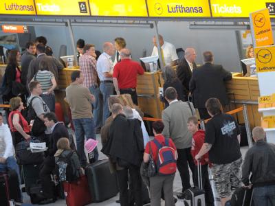 Fluggäste vor einem Abflugschalter der Lufthansa (Symbolbild). Warten am Flughafen