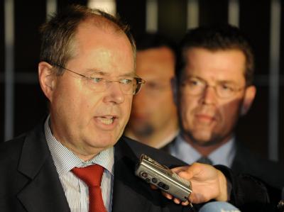 Nach der Opel-Rettung: Finanzminister Peer Steinbrück und Wirtschaftsminister Karl-Theodor zu Guttenberg (r.) am frühen Samstagmorgen vor dem Bundeskanzleramt. Nach der Opel-Rettung