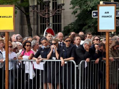 Menschen trauern in Paris vor der Kirche Notre Dame. Religiöse Trauerfeier