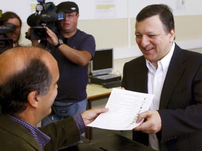 EU-Kommissionspräsident Barroso in einem Wahllokal in Lissabon. Barroso stimmt ab