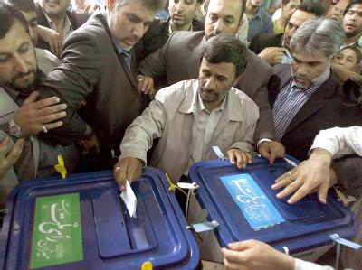 Präsident Ahmadinedschad bei der Stimmabgabe in einem Wahllokal in Teheran. Stimmabgabe