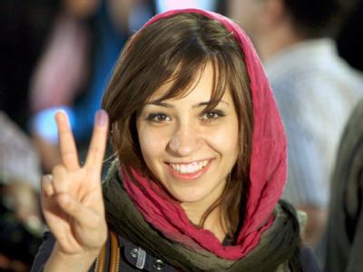 Eine junge Iranerin zeigt stolz ihren mit Tinte gefärbten Zeigefinger - ein Zeichen, dass sie gewählt hat. Präsidentenwahl in Iran