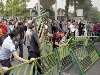 Demonstranten reißen Straßenbarrikaden der Polizei in Teheran nieder. Proteste nach der Wahl im Iran
