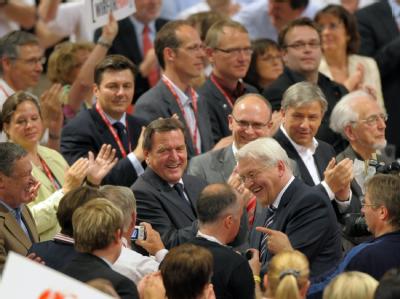 Steinmeier genießt nach seiner Rede den Beifall. Beifall