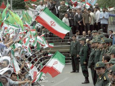 Die iranische Revolutionsgarde feiert Mahmud Ahmadinedschad in Teheran Siegesfeier