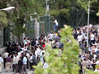 Vor der Universität in Teheran versammeln sich Studenten zum Protest. Proteste