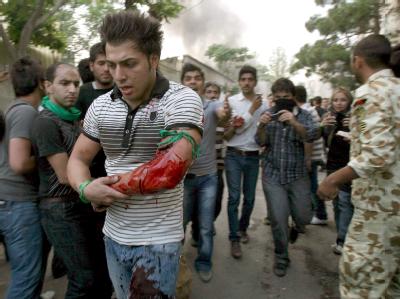 Iran erlebt die schwersten Unruhen seit 30 Jahren, bei Demonstrationen wurden Menschen von den Sicherheitskräften verletzt. Demonstranten verletzt
