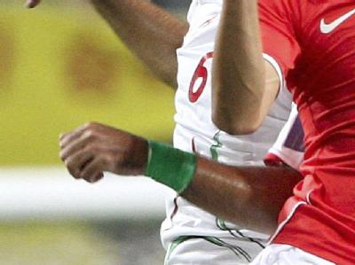 Spieler der iranischen Nationalmannschaft sind beim WM-Qualifikationsspiel gegen Südkorea in Seoul mit grünen Armbändern aufgelaufen. Südkorea - Iran