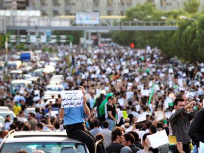 Bei den Demonstranten im Iran wächst die Angst vor einem gewaltsamen Einschreiten der Sicherheitskräfte. Massendemonstration in Teheran