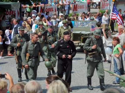 Mitglieder eines Traditionsvereins in Uniformen von Waffen-SS und Wehrmacht beim Festumzug des Sachsen-Anhalt-Tages am 14.06.2009 in Thale. Auftritt in SS-Uniformen