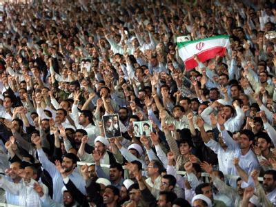 Gläubige während des Freitagsgebets in Teheran. Gläubige