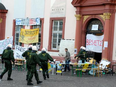 Polizeibeamte auf dem Weg zur Räumung der Alten Universität in Heidelberg. Polizei räumt Heidelberger Uni