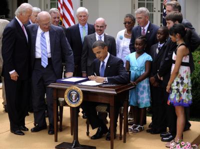 U.S. Präsident Obama bei der Unterzeichnung des neuen Tabakgesetzes. Obama