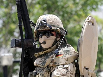 Ein Bundeswehrsoldat sichert in Kabul einen Konvoi (Archivbild). Der Afghanistan-Einsatz markiert wohl am deutlichsten den Abschied von der alten Bundeswehr. Bundeswehr in Afghanistan