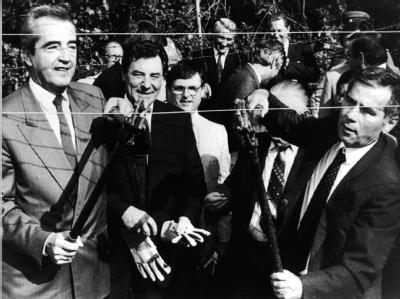 Ein symbolischer Akt vor genau 20 Jahren: Der ungarische Außenminister Gyula Horn (r) und sein österreichischer Amtskollege Alois Mock (l) durchtrennten am 27. Juni 1989 ein Stück des Schnitt durch den Eisernen Vorhang
