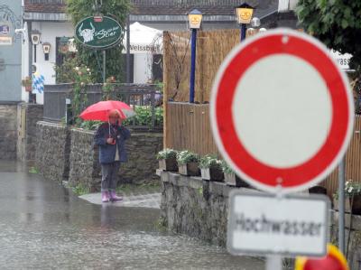 Eine von der Donau überflutete Uferstraße in Passau Hochwasser in Passau