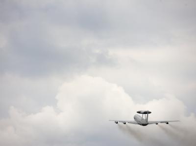 Ein AWACS-Aufklärungsflugzeug startet am 22.06.2009 auf dem Rollfeld der NATO-Airbase in Geilenkirchen. AWACS-Aufklärungsflugzeug