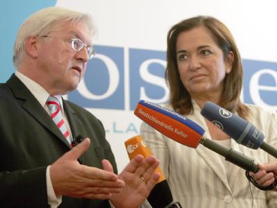 Außenminister Frank-Walter Steinmeier und seine griechische Amtskollegin Dora Bakogianni beim OSZE-Treffen auf der Insel Korfu. OSZE-Außenministertreffen in Korfu