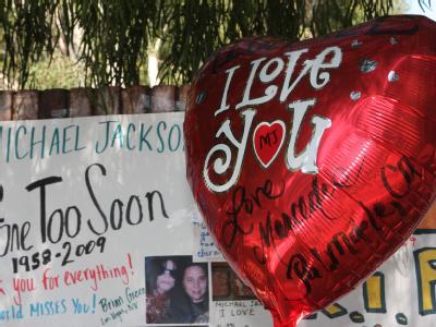 Immer mehr Fans legen weltweit Geschenke für Michael Jackson nieder oder hinterlassen kurze Nachrichten. Weltweite Trauer um Michael Jackson