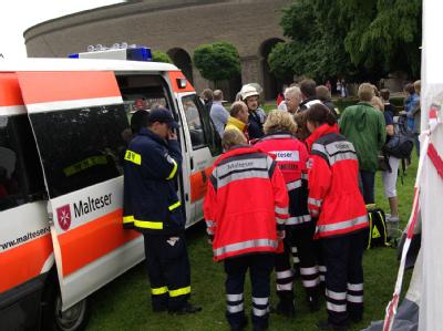 Einsatzkräfte des Rettungsdienstes betreuten die Verletzten. 13 Verletzte nach Blitzeinschlag