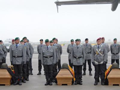 Die Särge dreier in Afghanistan gefallener Bundeswehr-Soldaten am Flughafen in Leipzig (Foto vom 23.6.2009). Gefallene Bundeswehr-Soldaten