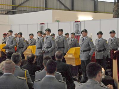 Die Särge mit den drei in Afghanistan gefallenen Bundeswehr-Soldaten bei der Ankunft in Leipzig. Ankunft in Leipzig