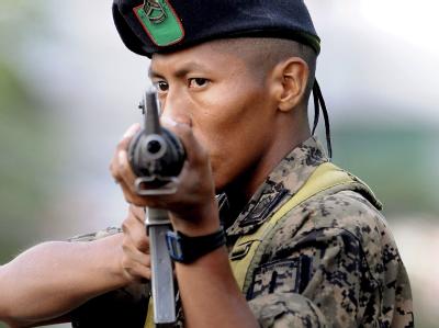Die honduranische Interims-Regierung hat die Armee im ganzen Land aufmarschieren lassen. Soldat in Honduras