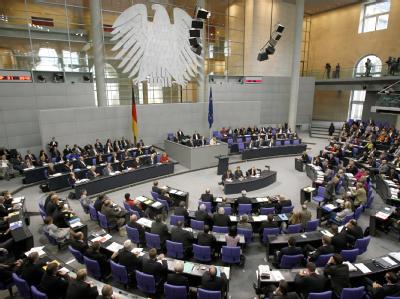 Deutscher Bundestag in Berlin. Kurz vor der Bundestagswahl ist ein heftiger Streit ums Wahlrecht entbrannt. Streit ums Wahlrecht