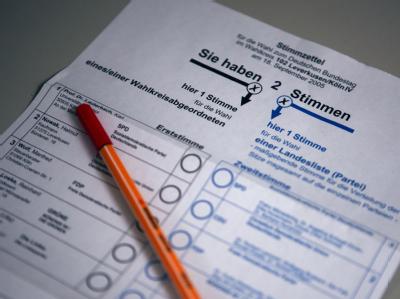 Stimmzettel für die Bundestagswahl 2009. Drei Monate vor der Bundestagswahl ist ein heftiger Streit in der Koalition um das Wahlrecht entbrannt. Streit ums Wahlrecht