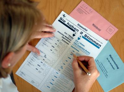 Stimmabgabe in der Wahlkabine. Kurz vor der Bundestagswahl streitet die Koalition um eine Reform des verfassungswidrigen Wahlrechts. Streit ums Wahlrecht