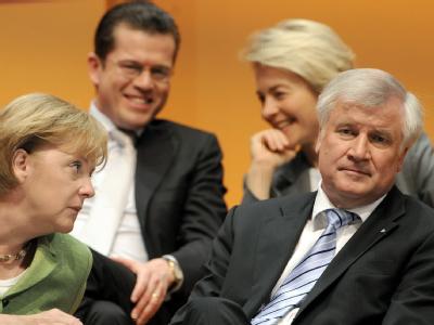Bundeskanzlerin Angela Merkel, Wirtschaftsminister Karl-Theodor zu Guttenberg, Familienministerin Ursula von der Leyen und der CSU-Vorsitzende Horst Seehofer (v. l. n. r.). CDU/CSU-Treffen