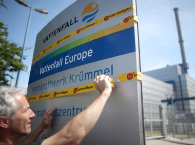 Atomkraftgegner demonstrieren vor dem Kernkraftwerk Krümmel in Geesthacht für die Stilllegung des Atomkraftwerkes (AKW). Protest vor Krümmel