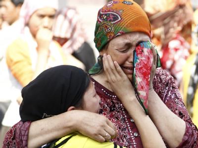 Fassungslosigkeit in Xinjiang: Eine Mutter und ihre Tochter in Ürümqi. Tränen