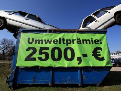 Zwei Schrottfahrzeuge im Container eines Autohändlers in Rosenheim. Der Topf für die Abwrackprämie wird wohl schon vor der Bundestagswahl am 27. September leer sein. Abwrackprämie vor Wahl aufgebraucht
