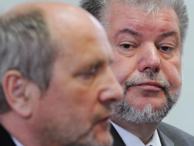 Der rheinland-pfälzische Ministerpräsident Kurt Beck (r.) bei der Rücktrittserklärung seines Finanzministers Ingolf Deubel. Deubel und Beck