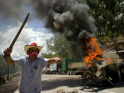 Brennende Autos in Tegucigalpa: Die UN wollen in Honduras vermitteln. Honduras-Konflikt