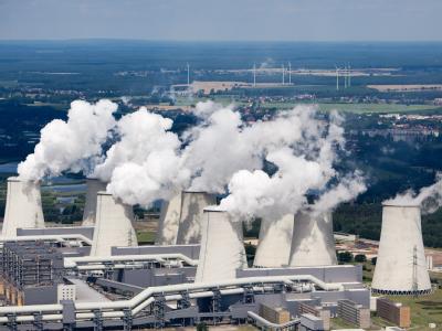 Politikum: Die dampfenden Kühltürme des Braunkohlekraftwerkes im südbrandenburgischen Jänschwalde. Braunkohlekraftwerk Jänschwalde