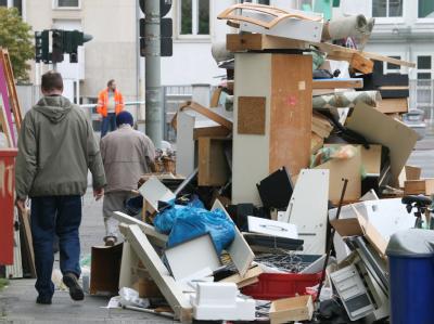 Wertgegenstände? Sperrmüll an einer Straße in Frankfurt am Main. Sperrmüll am Straßenrand