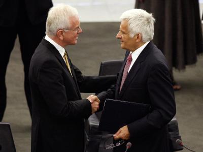 Hans-Gert Pöttering (L) gratuliert seinem Nachfolger im Amt des Präsidenten des EU-Parlaments, Jerzy Buzek. EU Parlament
