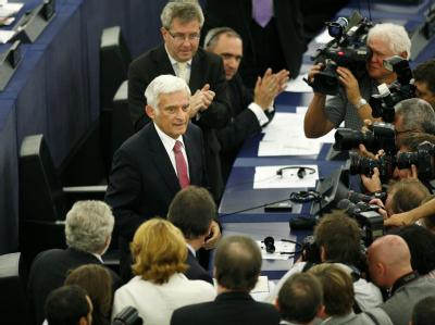 Der neue Präsident des EU-Parlaments, Jerzy Buzek (L), nimmt Glückwünsche entgegen. EU Parlament