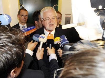 Von Journalisten umringt: Schleswig-Holsteins Ministerpräsident Peter Harry Carstensen. Carstensen