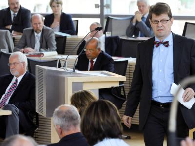 Schleswig-Holsteins SPD-Vorsitzender Ralf Stegner (r) im Kieler Landtag und Ministerpräsident Peter Harry Carstensen (CDU, l unten) Landtag Kiel
