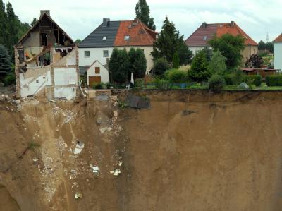 In Nachterstedt sind weitere Abbrüche möglich. An der Abrisskante geht es mehr als 100 Meter in die Tiefe. Abrisskante