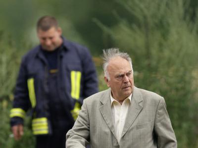 Der Ministerpräsident von Sachsen-Anhalt, Wolfgang Böhmer, besucht die Gemeinde Nachterstedt nach dem verheerenden Erdrutsch. Böhmer