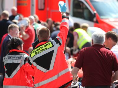 Rettungsarbeiten im sauerländischen Menden, nachdem ein älterer Mann in einen Schützenumzug raste. Älterer Mann rast in Schützenumzug