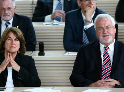 Ministerpräsident Carstensen (CDU) will seine SPD-Minister entlassen: Neben ihm seine Stellvertreterin Ute Erdsiek-Rave (SPD). Landtagsauflösung in Schleswig-Holstein gescheitert