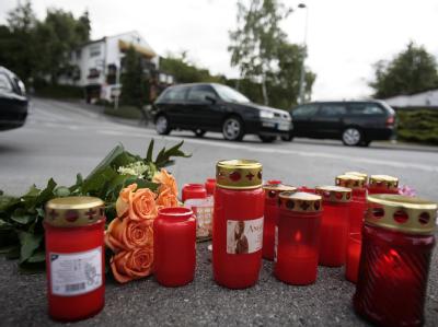 Gedenkkerzen und Blumen liegen auf der Straßenkreuzung in Menden im Sauerland, auf der ein 79-jähriger Mann ungebremst in einen Schützenumzug fuhr. Trauer in Menden