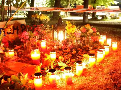 Blumen und Kerzen stehen vor der Polizeiabsperrung am Unglücksort in Nachterstedt (Salzlandkreis). (Archivbild) Trauer in Nachterstedt